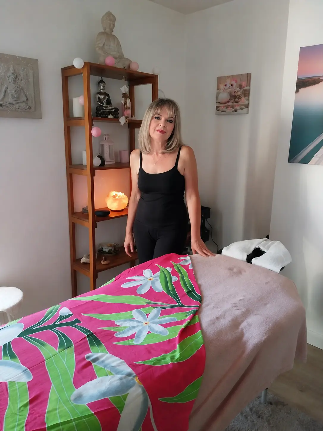 Hypno Etre 45 Centre De Massage A Orleans Debout Pres De La Table De Massage 1